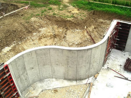 Устройство бетонной подпорной стены