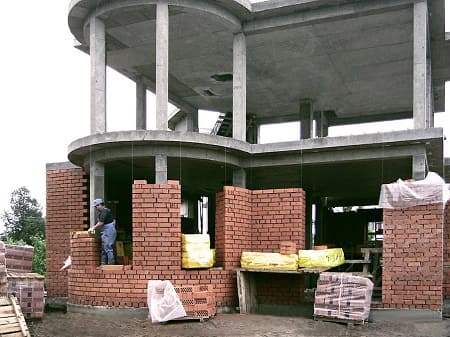 Каркасный дом со стенами из кирпича